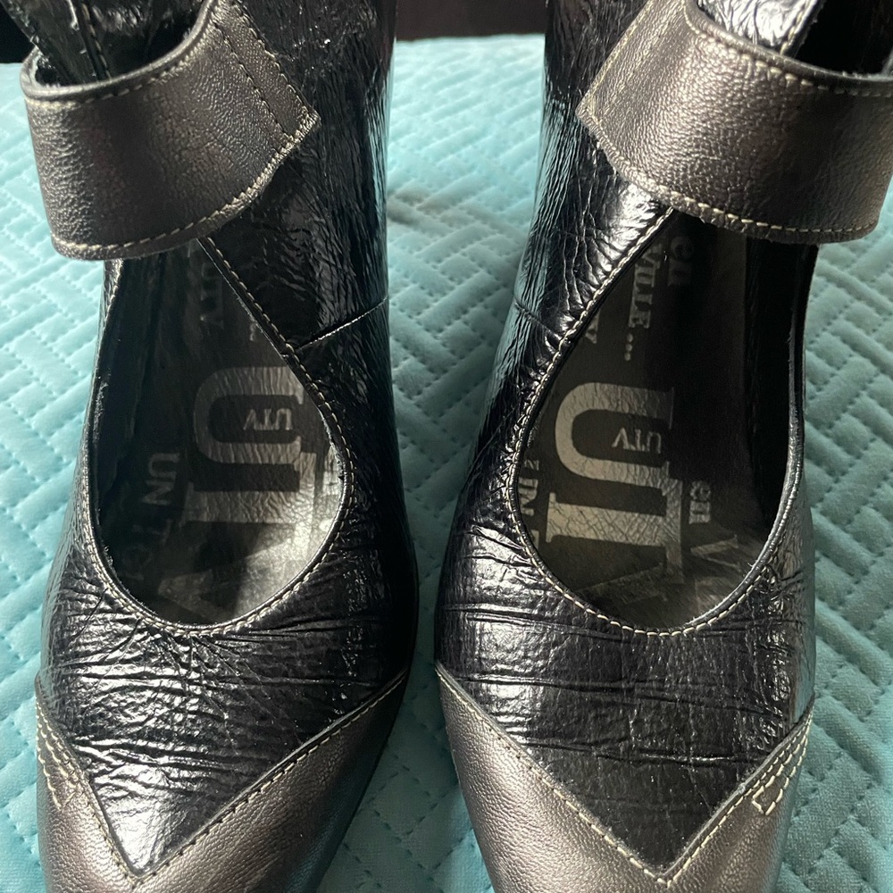 UN Tour en Ville Leather shoes. Unique style. Velcro buckle. Easy on and off.